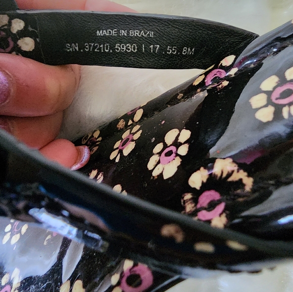 TORY BURCH Black Patent Leather Floral Thong Sandals 8 EUC - Picture 5 of 5